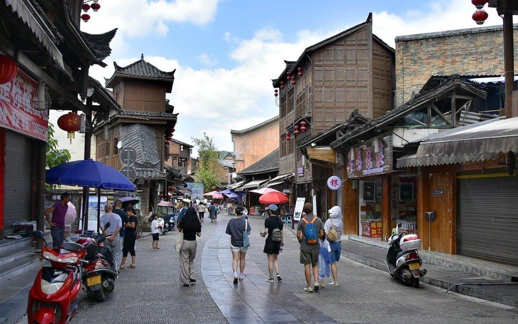令人发指!地铁站男子猥亵女生,她的手机拍摄成为铁证!网友声援并为她点赞!